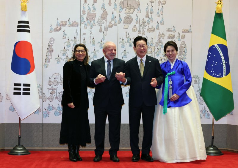 이재명 대통령 부부와 루이스 이나시우 룰라 다시우바 브라질 대통령 부부가 23일 청와대에서 국빈 방한 공식환영식 후 기념촬영을 하고 있다. 왼쪽부터 호잔젤라 다시우바 여사, 룰라 대통령, 이재명 대통령, 김혜경 여사. 연합뉴스