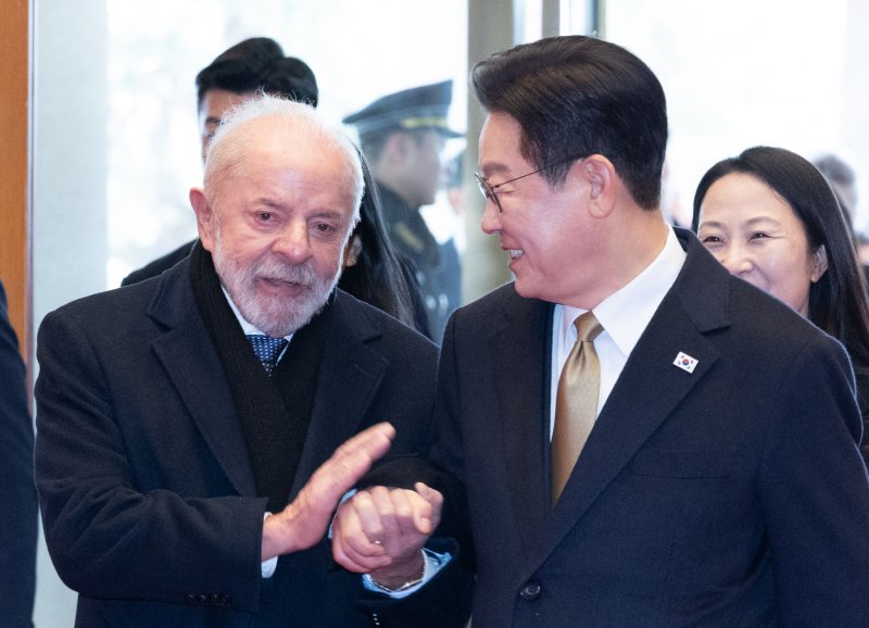 이재명 대통령과 루이스 이나시우 룰라 다시우바 브라질 대통령이 23일 청와대에서 열린 국빈 방한 공식환영식을 마친 뒤 본관 건물로 들어서고 있다. 연합뉴스