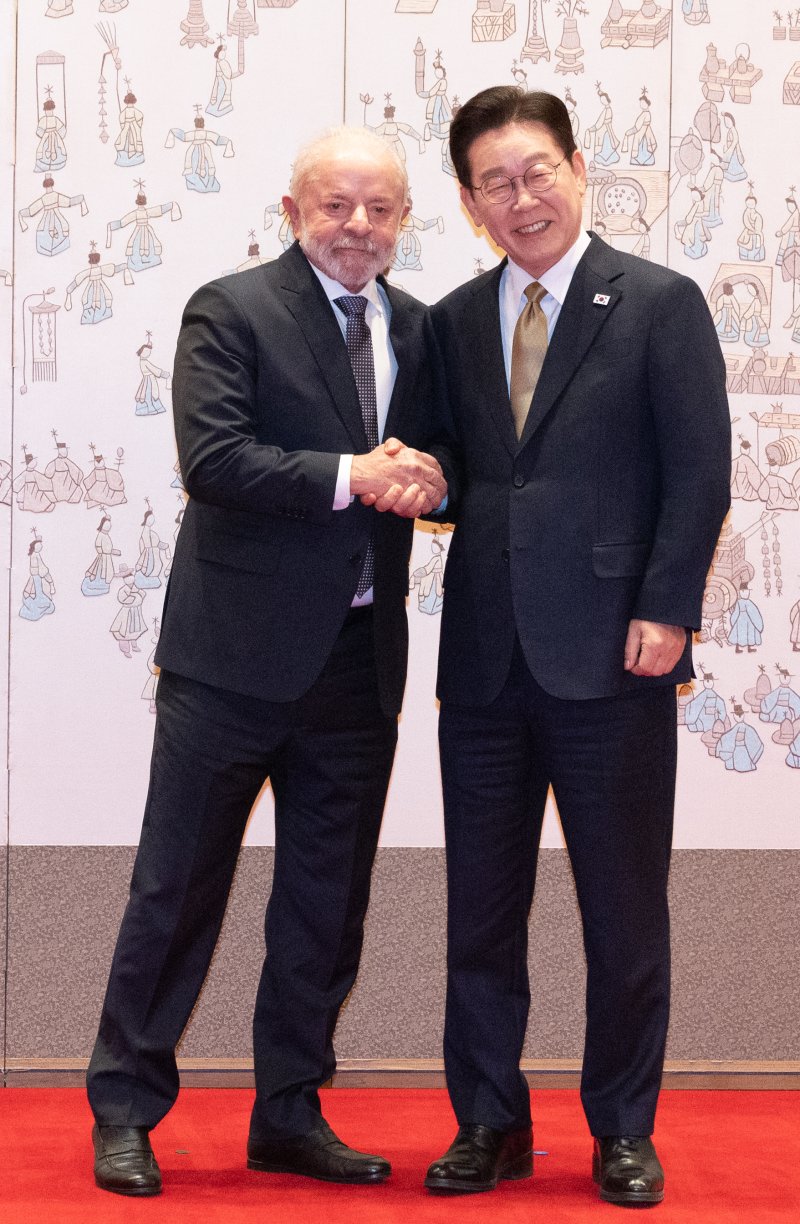 이재명 대통령과 브라질 루이스 이나시우 룰라 다 시우바 대통령이 23일 청와대에서 정상회담에 앞서 기념촬영을 하고 있다. 뉴스1