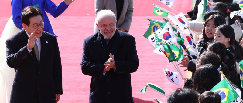 이재명 대통령이 23일 국빈 방한한 브라질 루이스 이나시우 룰라 다 시우바 대통령과 함께 청와대에서 이재명 대통령과 정상회담에 앞서 열린 공식 환영식에서 어린이들에게 환영을 받고 있다. 뉴스1