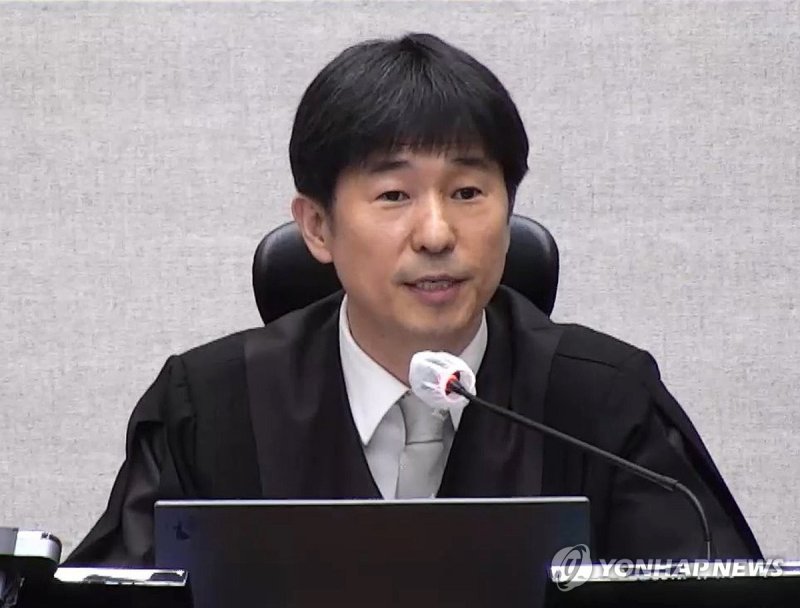 지귀연 부장판사, '내란 우두머리 혐의' 윤석열 1심 무기징역 선고 (출처=연합뉴스)