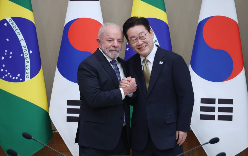 이재명 대통령과 브라질 루이스 이나시우 룰라 다 시우바 대통령이 23일 청와대에서 한-브라질 확대 정상회담 기념촬영을 하고 있다. 뉴스1