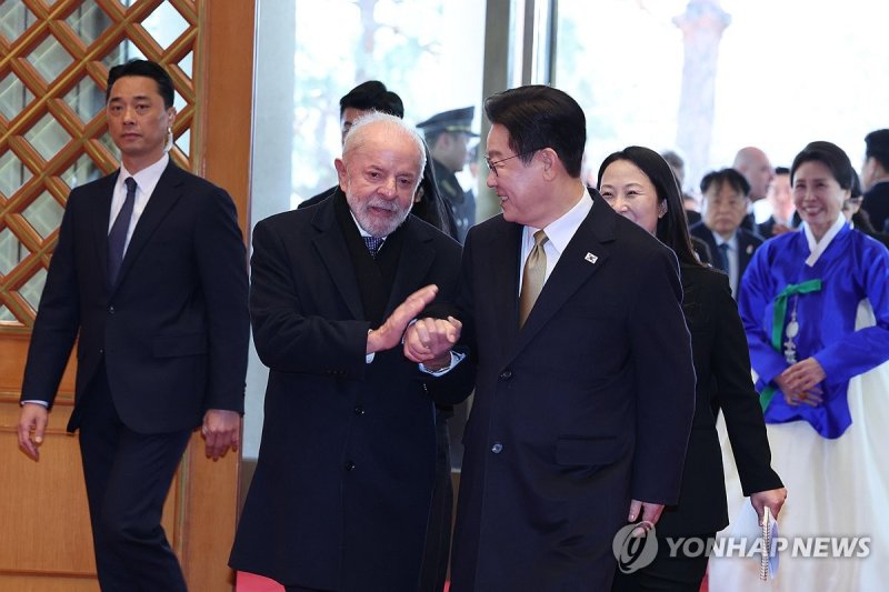 청와대 본관 들어서는 한-브라질 정상 (출처=연합뉴스)