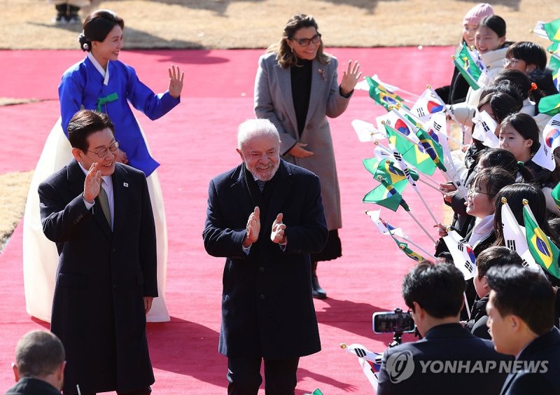어린이들 환영인사에 화답하는 한-브라질 정상 (출처=연합뉴스)