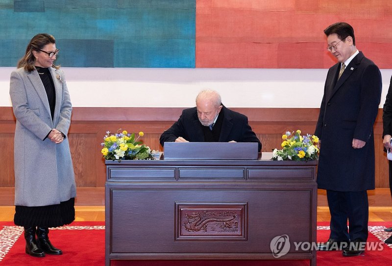 브라질 대통령 방명록 작성 지켜보는 이재명 대통령 (출처=연합뉴스)