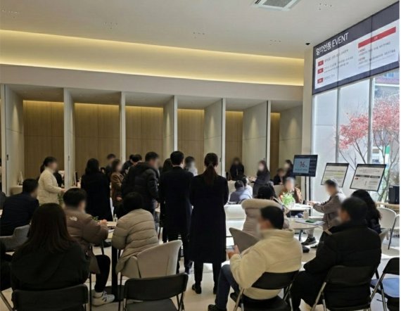 [실제 ‘안양역 센트럴 아이파크 수자인’ 견본주택에 몰린 당첨자들]