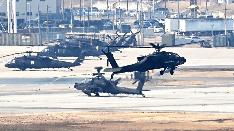 한미 연합훈련인 '자유의 방패'(FS·프리덤실드) 연습이 실시된 지난해 3월 10일 경기도 평택시 캠프 험프리스에서 아파치 헬기가 이륙하고 있다.도널드 트럼프 2기 행정부 출범 이후 첫 대규모 정례 연합훈련인 이번 FS 연습은 최근 북한군의 러시아 파병에서 나타난 전술적 변화 등을 시나리오에 적극 반영해 오는 20일까지 진행한다. 뉴시스