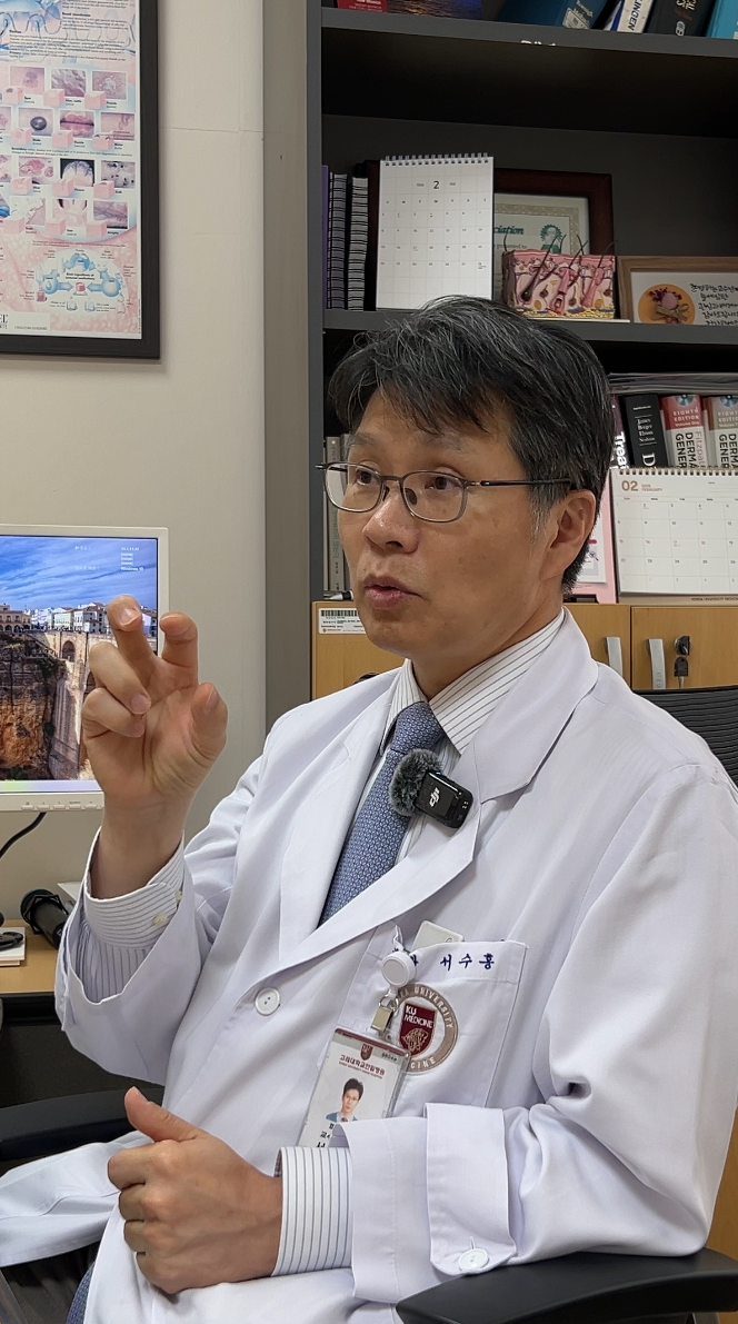 고려대학교병원에서 피부과 전문의로 재직 중인 서수홍 교수. 그는 피부암과 백반증, 원형탈모 등을 전문으로 진료하고 있다. [탈모 전문가 100인 인터뷰]