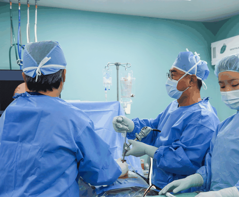 척추내시경 수술 중인 척병원 신병욱 병원장. 척병원 제공