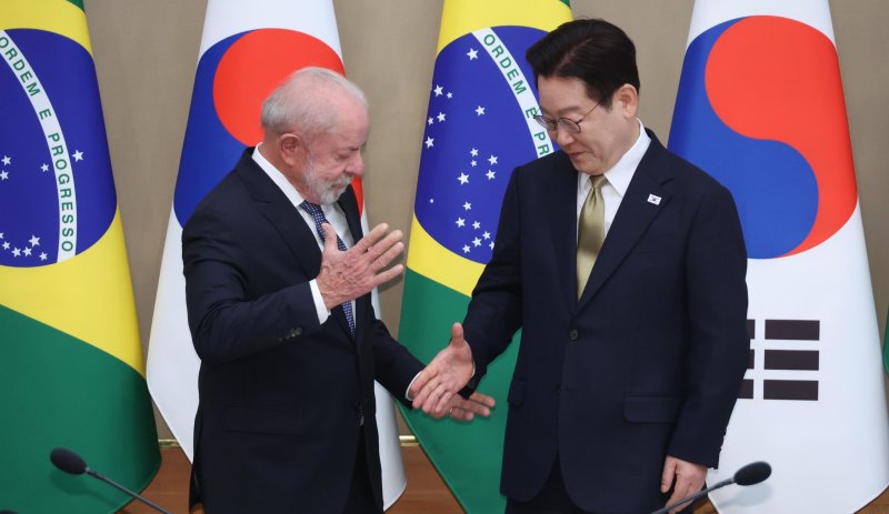 이재명 대통령과 브라질 루이스 이나시우 룰라 다 시우바 대통령이 23일 청와대에서 한-브라질 확대 정상회담에서 손을 맞잡고 있다. 2026.2.23 ⓒ 뉴스1 이재명 기자