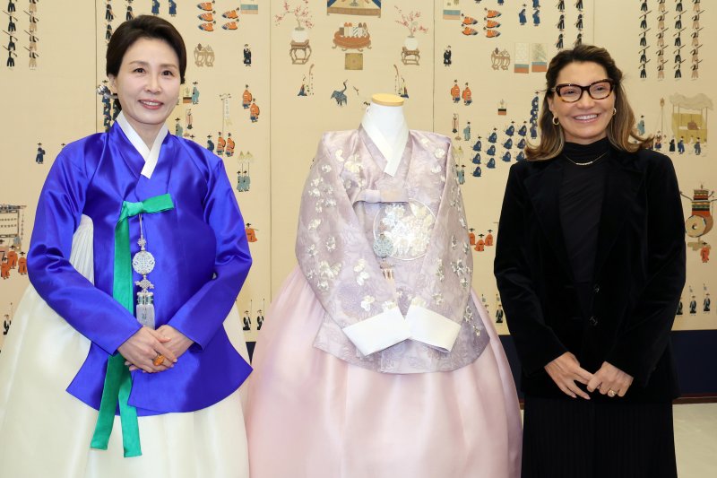 김혜경 여사가 23일 청와대에서 루이스 이나시우 룰라 다시우바 브라질 대통령 부인 잔자 룰라 다 시우바 여사에게 한복을 선물한 뒤 기념촬영 하고 있다. 뉴시스