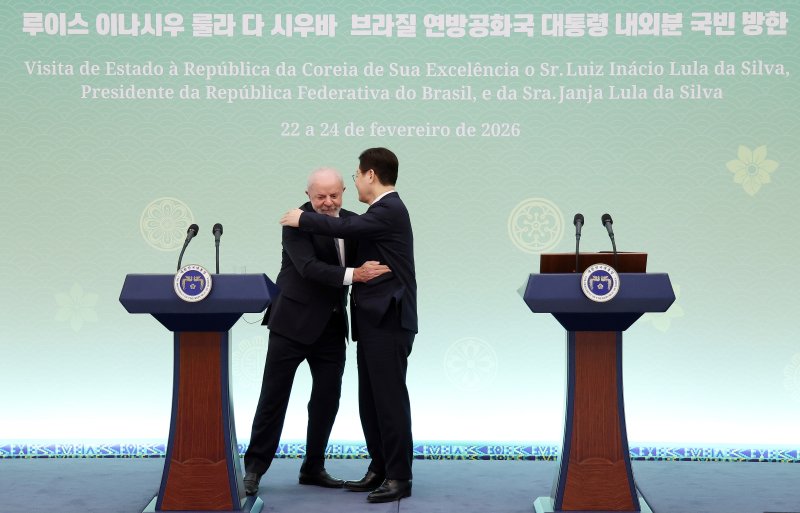[서울=뉴시스] 최동준 기자 = 이재명 대통령과 브라질 루이스 이나시우 룰라 다 시우바 대통령이 23일 청와대에서 한-브라질 공동 언론발표를 마친 뒤 포옹하고 있다. 2026.02.23. photocdj@newsis.com