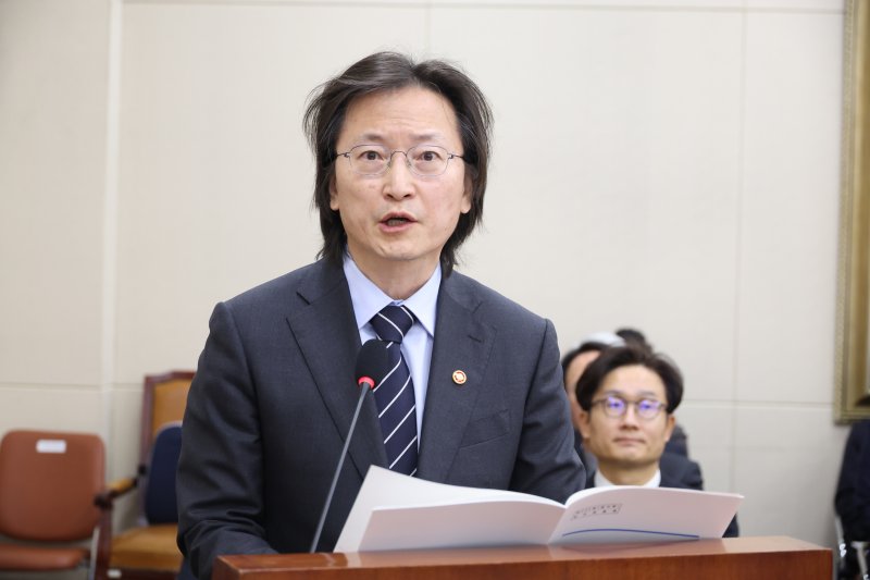 [서울=뉴시스] 조성봉 기자 = 주병기 공정거래위원장이 23일 오전 서울 여의도 국회에서 열린 정무위원회 전체회의에서 업무보고를 하고 있다. 2026.02.23. suncho21@newsis.com