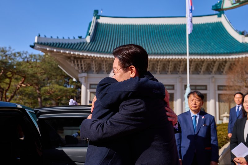 이재명 대통령이 23일 청와대에서 루이스 이나시우 룰라 다 시우바 브라질 대통령을 영접하며 포옹을 하고 있다. (청와대 제공. 재판매 및 DB 금지) 2026.2.23 ⓒ 뉴스1 이재명 기자