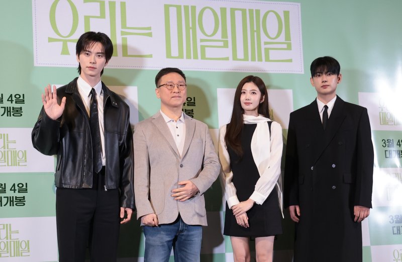 배우 이채민(왼쪽부터)과 김민재 감독, 최유주, 류의현이 23일 서울 용산구 CGV용산아이파크몰에서 열린 영화 ‘우리는 매일매일’ 언론시사 및 기자간담회에서 포즈를 취하고 있다. 2026.2.23 ⓒ 뉴스1 권현진 기자