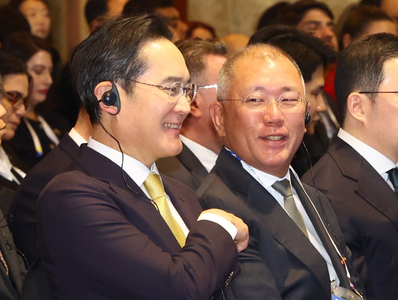 이재용 삼성전자 회장(왼쪽)과 정의선 현대자동차그룹 회장이 지난 2월 23일 서울 중구 롯데호텔에서 열린 한국·브라질 비즈니스 포럼에 참석해 대화하고 있다. 뉴시스