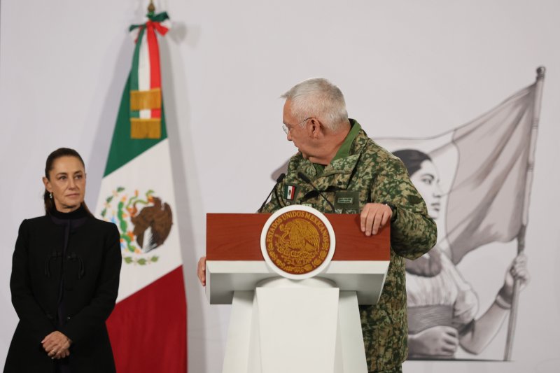 클라우디아 셰인바움 멕시코 대통령(왼쪽)이 23일(현지시간) 멕시코시티 대통령궁에서 리카르도 트레비야 멕시코 국방장관의 연설을 지켜보고 있다.AP연합뉴스