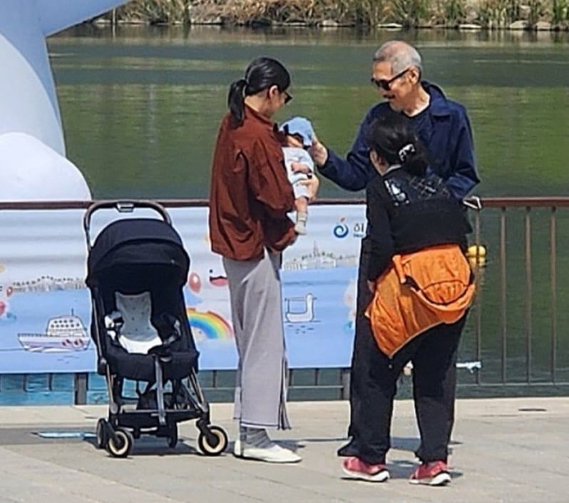 지난해 경기 하남시 미사호수공원에서 포착된 홍 감독과 김민희. /사진=온라인 커뮤니티