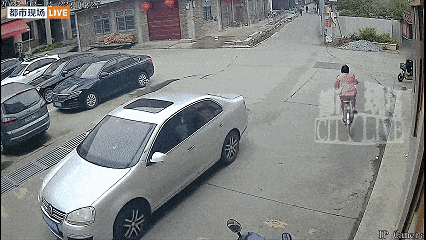 21일 펑망 신문, 펑파이 신문 등 현지언론에 따르면 지난해 3월 푸젠성 푸톈시의 한 도로에서 자전거를 타고 가다 넘어진 노인을 부축한 여중생들이 도리어 수천만원대의 손해배상소송에 휘말렸다. 출처=펑파이 신문