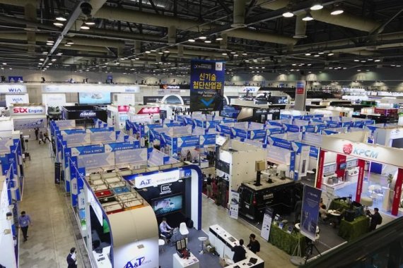 <DX KOREA 2022 행사장 전경, 국내·외 방산 기업과 글로벌 바이어가 함께한 비즈니스 플랫폼 현장>/<DX KOREA 2026 조직위원회 제공>