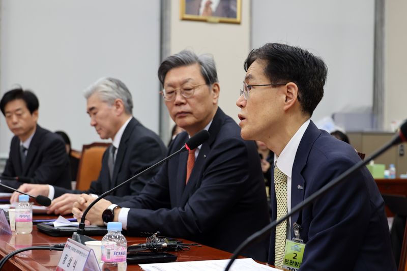 장상식 한국무역협회 국제무역통상연구원장(오른쪽)이 24일 국회에서 열린 국민의힘 대미투자특별법안 관련 경제계 조찬간담회에서 인사말을 하고 있다.