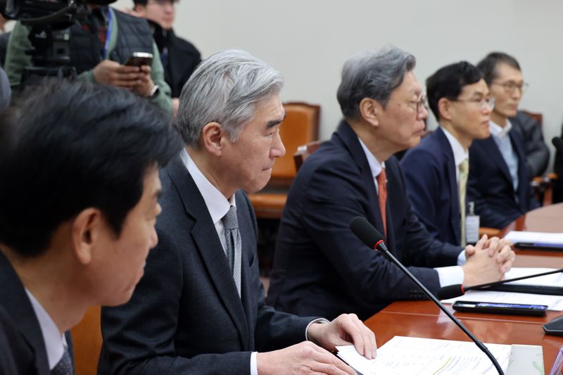 24일 국회에서 열린 국민의힘 대미투자특별법안 관련 경제계 조찬간담회에서 성김 현대자동차 사장(왼쪽 두번째)과 참석한 경제계 인사들이 김상훈 위원장의 발언을 듣고 있다. 사진=서동일 기자