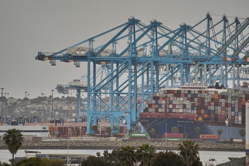 [로스앤젤레스=AP/뉴시스] 사진은 미국 로스앤젤레스(LA) 항구에 지난해 4월 15일 한 컨테이너선이 정박해 있는 모습. 2026.02.24.