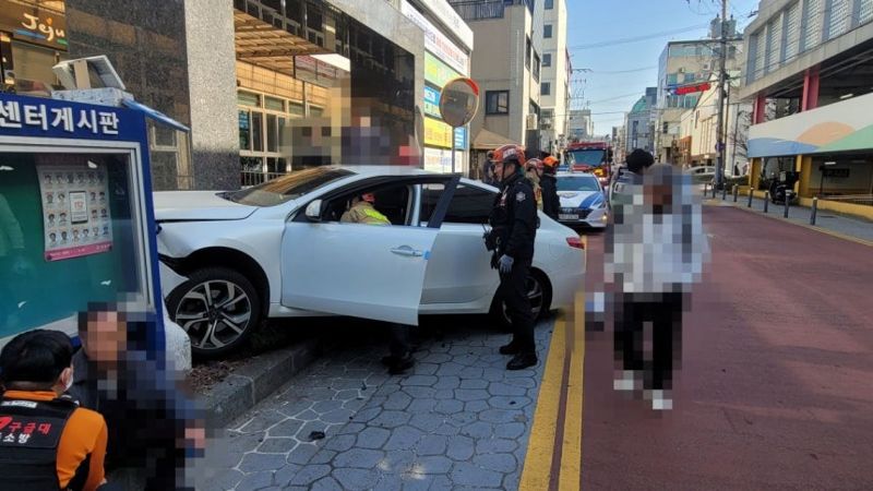 제주시 이도동 소재 주민센터에서 차량 돌진 사고가 발생해 소방당국이 수습에 나서고 있다. 2026. 2. 23. /사진=제주소방안전본부