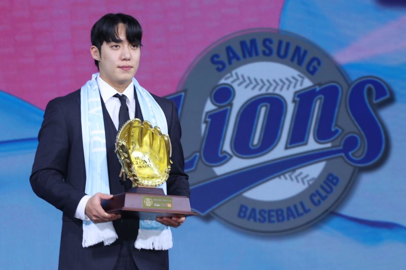 [서울=뉴시스] 권창회 기자 = 1일 서울 광진구 그랜드 워커힐 서울에서 열린 '2025 컴투스프로야구 리얼글러브 어워드'에서 선발투수상을 수상한 삼성라이온즈 원태인이 기념촬영을 하고 있다. 리얼글러브 어워드는 한국 프로야구 선수들이 직접 투표를 통해 동료 선수들의 활약을 평가하고 각 포지션별 최고의 선수를 선정하는 국내 유일의 선수 주도형 시상식이다. 2025.12.01. kch0523@newsis.com