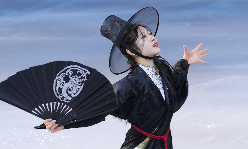 피겨 이해인이 21일(현지시간) 이탈리아 밀라노 아이스 스케이팅 아레나에서 열린 2026 밀라노·코르티나담페초 동계올림픽 피겨 갈라쇼에서 넷플릭스 '케이팝 데몬 헌터스' OST에 맞춰 연기를 펼치고 있다.뉴스1