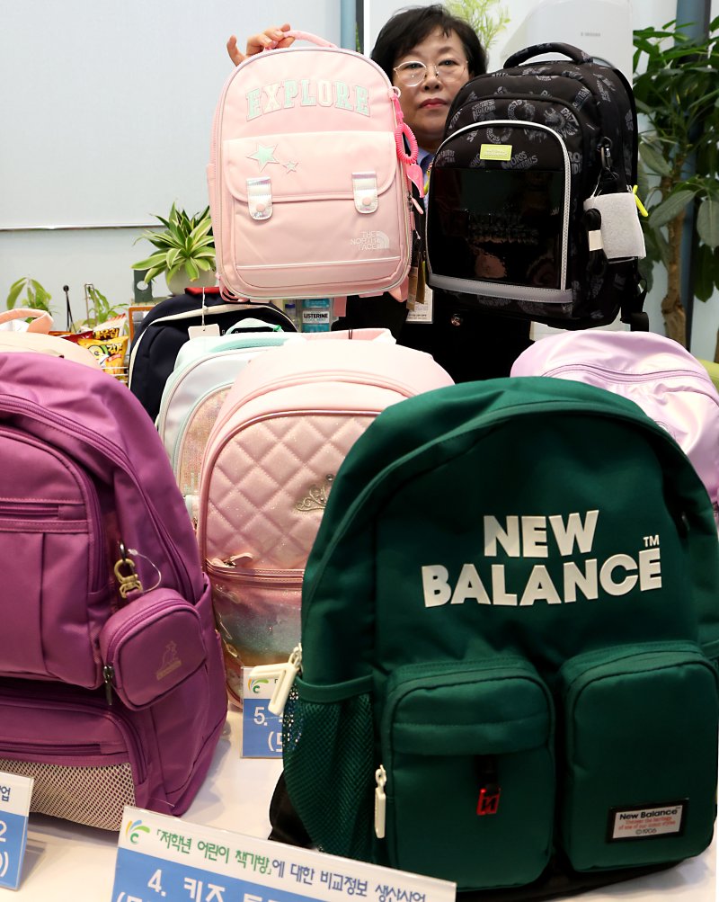 한국소비자연맹 부산·경남 관계자가 24일 세종시 정부세종청사 공정거래위원회에서 시중에 판매 중인 저학년 어린이 책가방 10개 제품에 대한 화학적·물리적 안전성 및 품질과 표시사항 등의 시험 및 조사 내용을 설명하고 있다. /사진=뉴스1