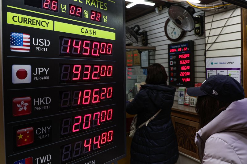 [서울=뉴시스] 권창회 기자 = 사진은 지난 22일 서울 중구 명동의 환전소에서 달러 등 외화 거래가가 표시돼 있는 모습. 2026.02.22. kch0523@newsis.com