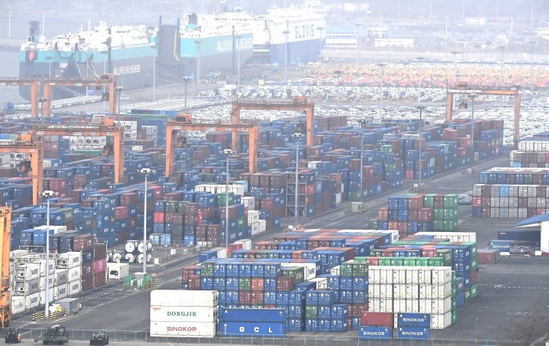 [평택=뉴시스] 김종택 기자 = 사진은 지난 22일 경기 평택시 포승읍 평택항 야적장에 수출입 컨테이너가 쌓여 있는 모습. 2026.02.22. jtk@newsis.com