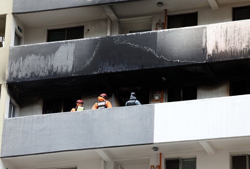 [서울=뉴시스] 최진석 기자 = 24일 서울 대치동 은마아파트 화재현장으로 화재감식 대원이 들어가고 있다. 2026.02.24. myjs@newsis.com