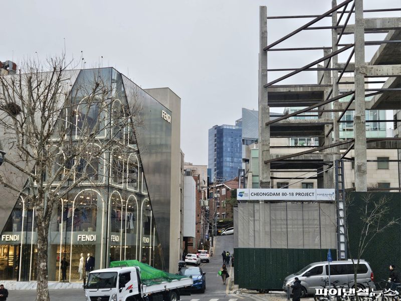 청담 명품거리 대로변 '펜디' 매장과 '보테가베네타'플래그십스토어 공사 현장 뒤편 건물들은 각각 1,2층의 임차인을 구하고 있다. 사진=최가영 기자