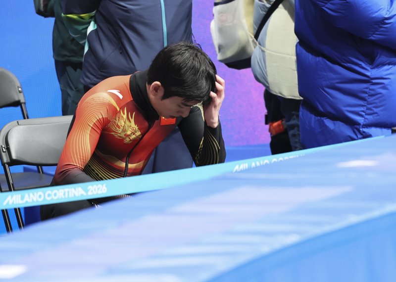 한국 출신 중국 귀화 선수 쇼트트랙 린샤오쥔(한국명 임효준)이 쇼트트랙 가 14일(현지 시간) 이탈리아 밀라노 아이스 스케이팅 아레나에서 열린 2026 밀라노·코르티나 담페초 동계올림픽 쇼트트랙 스피드스케이팅 남자 1500m 준준결승에서 탈락하자 아쉬워하고 있다.뉴시스