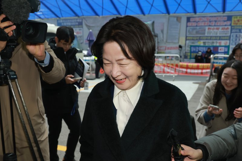 6·3 지방선거 경기도지사에 도전하는 더불어민주당 추미애 의원이 24일 서울 영등포구 여의도 더불어민주당 중앙당사에서 열린 광역단체장 후보 면접에 참석하고 있다. 연합뉴스