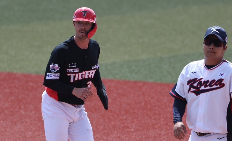 24일 일본 오키나와현 가데나의 가데나 구장에서 열린 2026 월드베이스볼클래식(WBC) 대한민국 야구대표팀과 KIA 타이거즈 연습경기. 기아 1번타자 제리드 데일이 볼넷으로 1루에 진출해 있다.연합뉴스