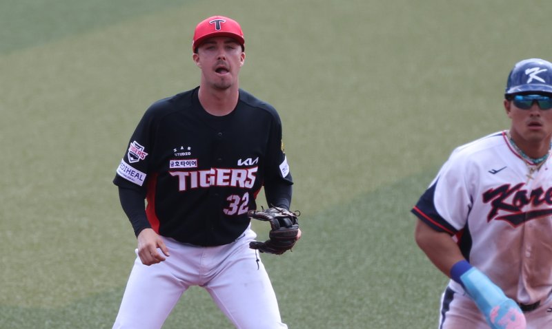 일본 오키나와현 가데나의 가데나 구장에서 열린 2026 월드베이스볼클래식(WBC) 대한민국 야구대표팀과 KIA 타이거즈 연습경기. 기아 유격수 제리드 데일이 수비를 하고 있다. 연합뉴스