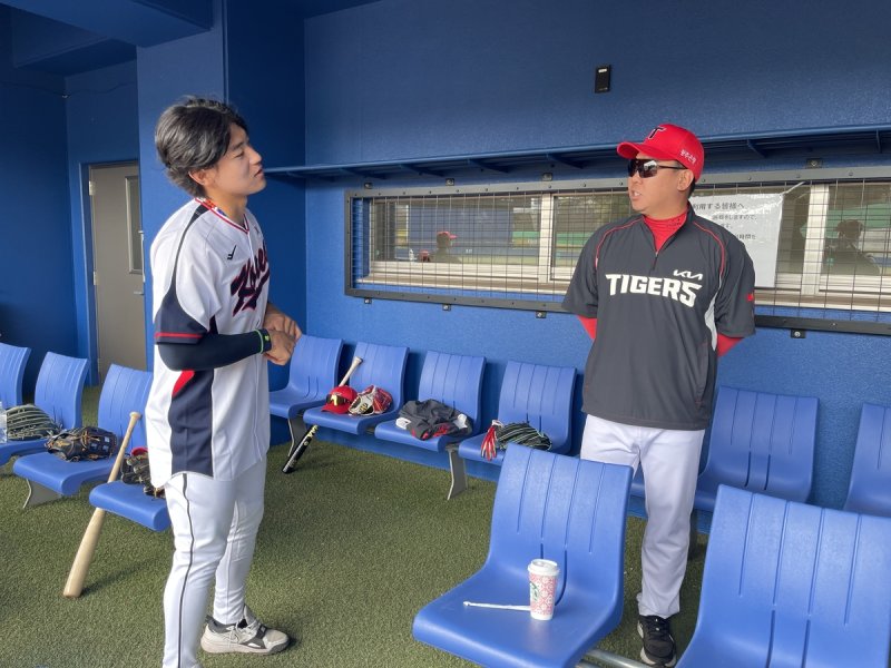 KIA 더그아웃을 찾은 김도영(왼쪽)과 이범호 KIA 감독.연합뉴스