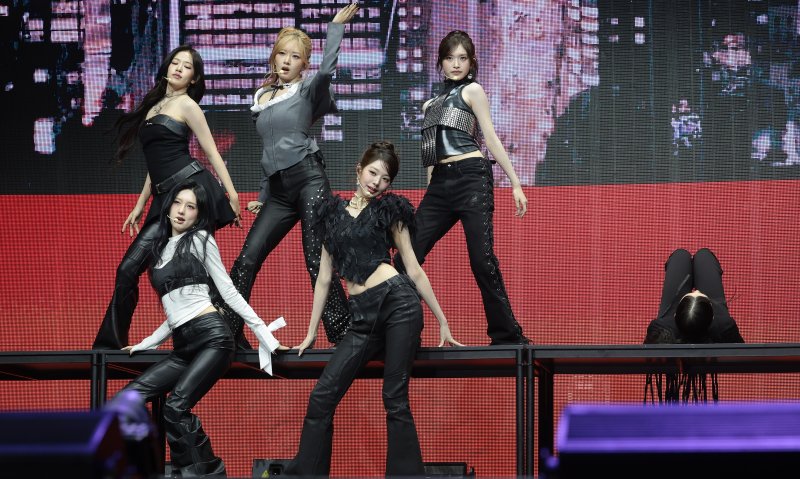 그룹 아이브(IVE)가 23일 서울 광진구 예스24라이브홀에서 가진 정규 2집 'REVIVE+(리바이브 플러스)' 발매 쇼케이스에서 타이틀 곡 ‘블랙홀’을 선보이고 있다. 2026.2.23 ⓒ 뉴스1 권현진 기자