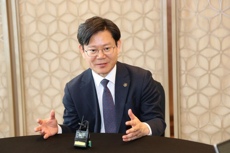 24일 전종학 대한변리사회 제44대 회장 당선자가 당선 직후 취재진들에게 소감을 밝히고 있다. 대한변리사회제공