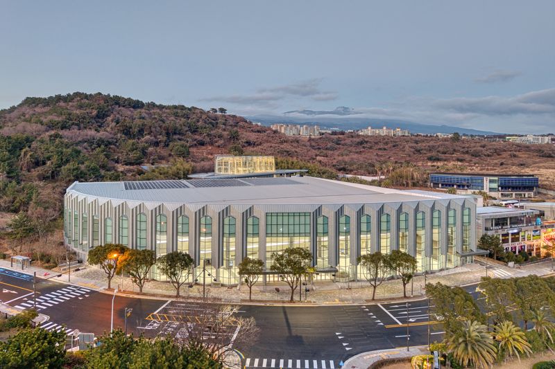 중문관광단지에 들어선 ICC JEJU 2센터 외관. 주상절리대를 형상화한 디자인이 특징이다. /사진=ICC JEJU 제공