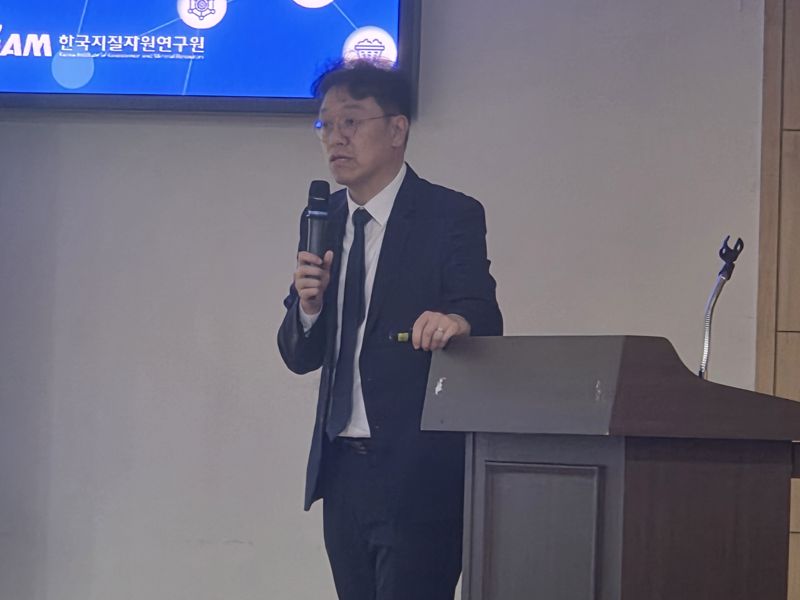 어기구·정일영·권향엽 의원이 공동 주최하고 한국지질자원연구원(KIGAM)이 주관한 ‘핵심광물: 주도형 공급망 구축 토론회 - 위기 관리·대응에서 공급망 주도형으로’가 24일 국회 의원회관 제2소회의실에서 열린 가운데 정경우 KIGAM 본부장이 발언하고 있다. 사진=구자윤 기자