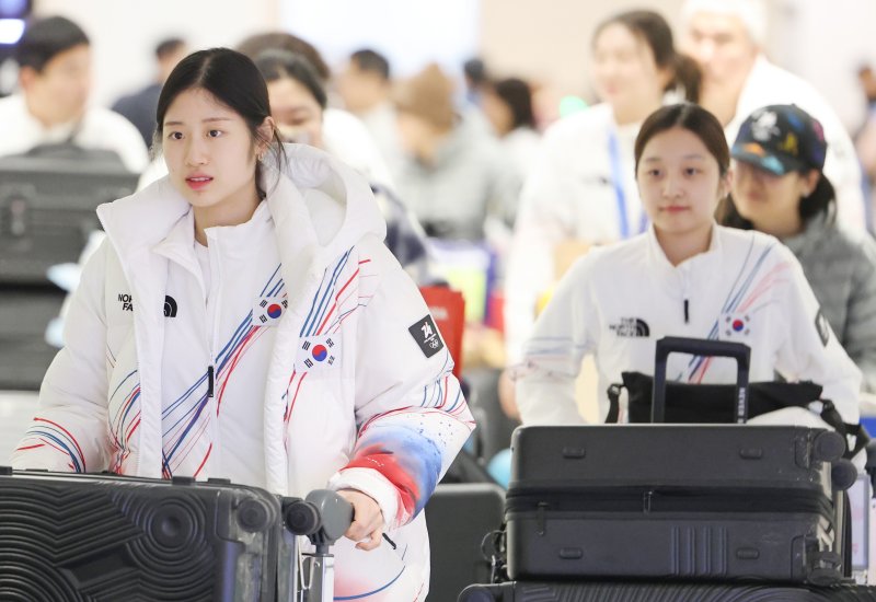 2026 밀라노-코르티나담페초 동계올림픽을 마친 대한민국 선수단 피겨스케이팅 이해인(왼쪽)과 신지아가 24일 인천국제공항 제2여객터미널을 통해 귀국하고 있다. 연합뉴스