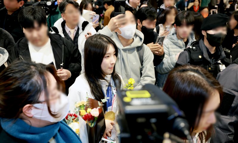쇼트트랙 여자 1500m, 여자 3000m 계주 금메달로 2관왕을 차지한 김길리가 24일 인천국제공항을 통해 귀국하고 있다. 뉴스1