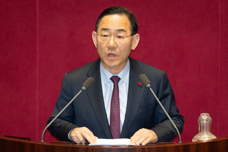 주호영 국회부의장이 9일 서울 여의도 국회에서 열린 제432회 국회(임시회) 제4차 본회의에서 김민석 국무총리에게 정치·외교·통일·안보에 관한 질문을 하고 있다. 2026.2.9 ⓒ 뉴스1 유승관 기자