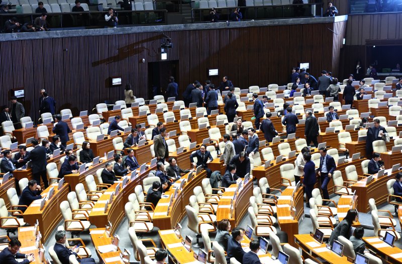 [서울=뉴시스] 김명년 기자 = 더불어민주당 의원들이 24일 오후 서울 여의도 국회에서 열린 본회의에서 윤한홍 국민의힘 의원의 상법 일부개정법률안(대안)에 대한 무제한토론(필리버스터)를 시작하자 회의장을 빠져나가고 있다. 2026.02.24. kmn@newsis.com