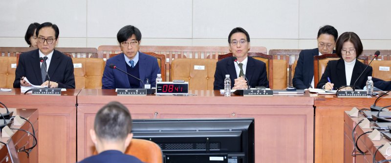 [서울=뉴시스] 김금보 기자 = 서은종 BNP파리바 대표가 24일 오전 서울 여의도 국회에서 열린 대미투자특별법처리를위한특별위원회 공청회에서 진술인 발언을 하고 있다. 왼쪽부터 공청회 진술인으로 출석한 정인교 인하대 국제통상학과 교수, 허정 서강대 경제학과 교수, 서은종 BNP파리바 대표, 김양희 대구대 금융통상학과 교수. 2026.02.24. kgb@newsis.com