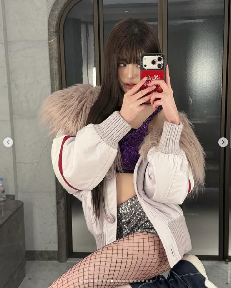 장원영, 망사 스타킹 신고 각선미 과시…살아있는 바비 인형